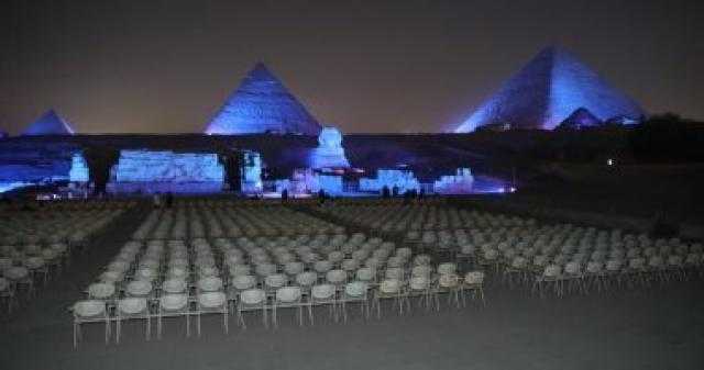 إضاءة أهرامات الجيزة باللون الأزرق احتفالا باليوم العالمى لحقوق الإنسان