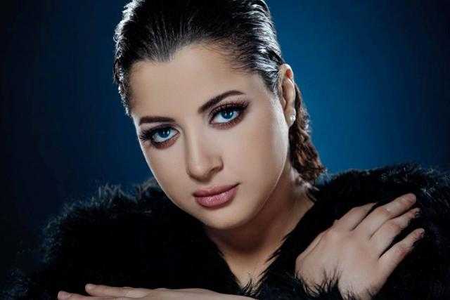 منى فاروق تتألق بالأسود عبر انستجرام