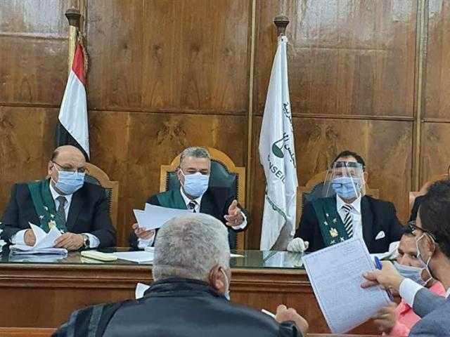 فصل سكرتير صيدلة القاهرة لتواجده مع زميلته فى الحمام