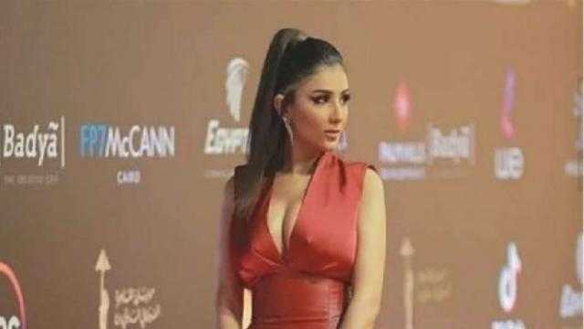 مي عمر تتألق بـ الجلد الأحمر