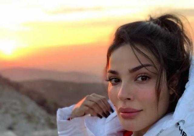 نادين نجيم تبرز أنوثتها بنقشة التايجر وكروب توب