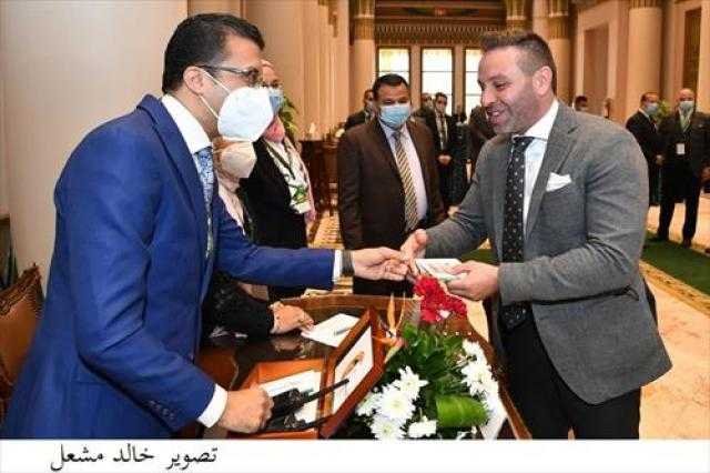 حازم إمام يتسلم بطاقة عضوية مجلس النواب