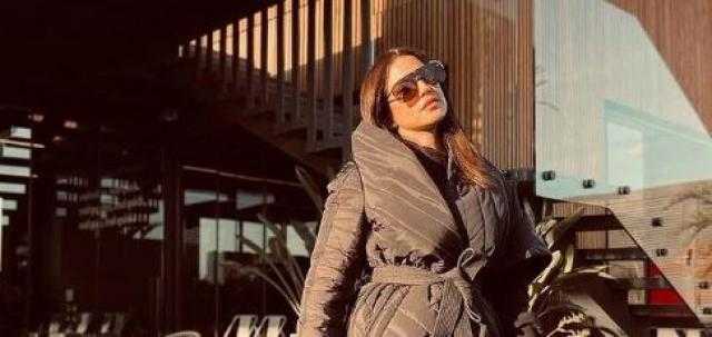 الأسود يبرز جاذبية وأناقة درة زروق