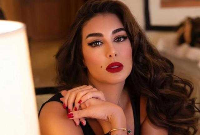 ساعة ياسمين صبري بتوقيع ماركة عالمية مرصعة بـ 735 ماسة والسعر خرافي