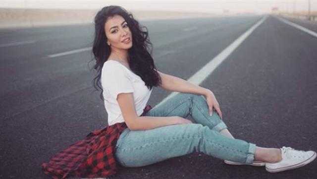 ميريهان حسين تستعرض أناقتها بفستان مخملي