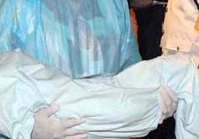 العثور على طفلة رضيعه داخل عربة قطار وأخرى ملقاة بالحشائش في سوهاج