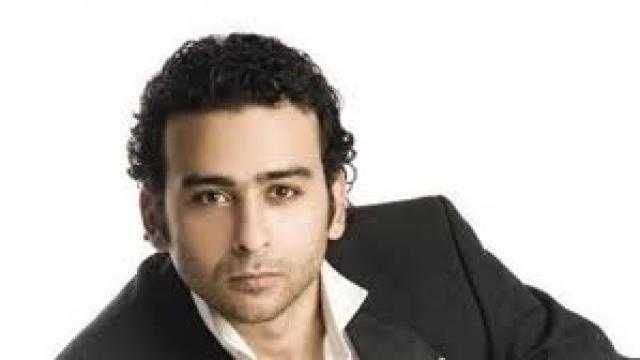 «أمك بتدور عليك».. أحمد عزمي يكشف تفاصيل حضور والدته أول أعماله الفنية.. فيديو