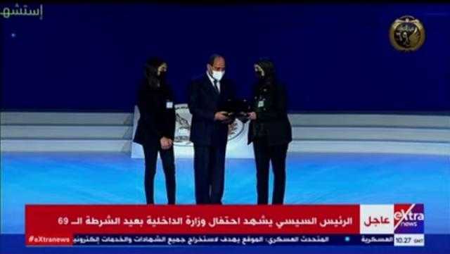 الرئيس السيسي يكرم زوجة اللواء الشهيد ياسر عصر