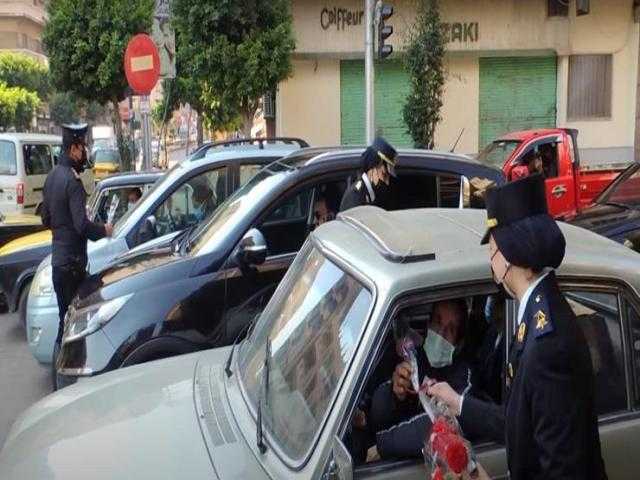 احتفالًا بعيدهم الـ69... رجال الداخلية يواصلون توزع الورود والهدايا على المواطنين
