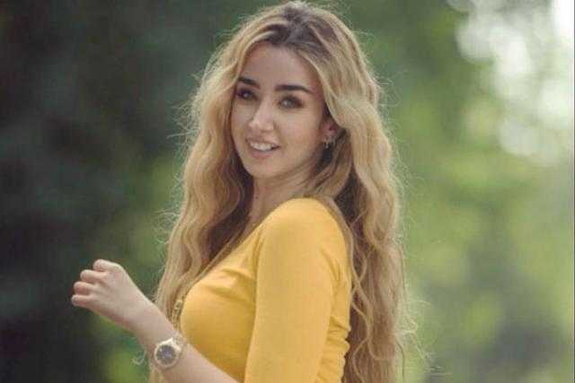 هنا الزاهد تتألق بتوب جذاب خلال عطلتها في تنزانيا