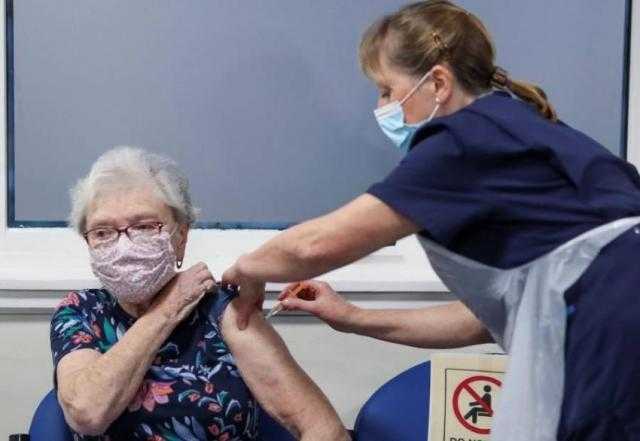 «الصحة العالمية» تدعو بريطانيا لوقف عمليات التطعيم الجماعية