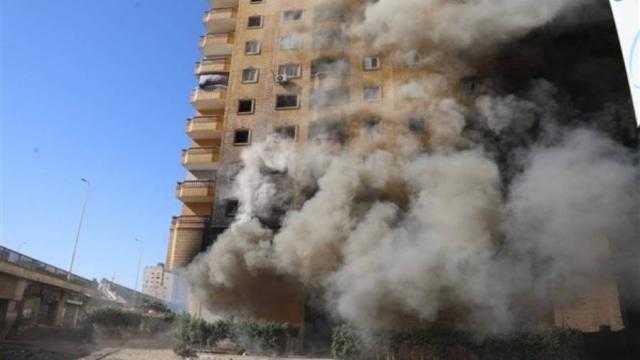 توقف إطفاء برج الدائري بالمياه خوفا من انهياره وسقوطه على الطريق