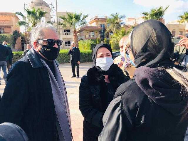 لبلبة وإلهام شاهين يشاركان في جنازة عزت العلايلي (صور)