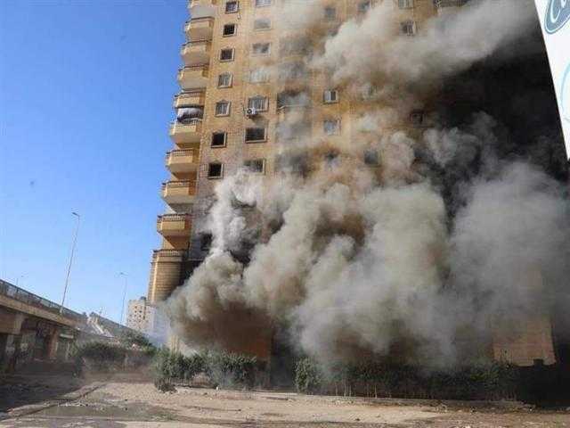 لليوم الثامن.. استمرار انبعاث الأدخنة من عقار الدائرى