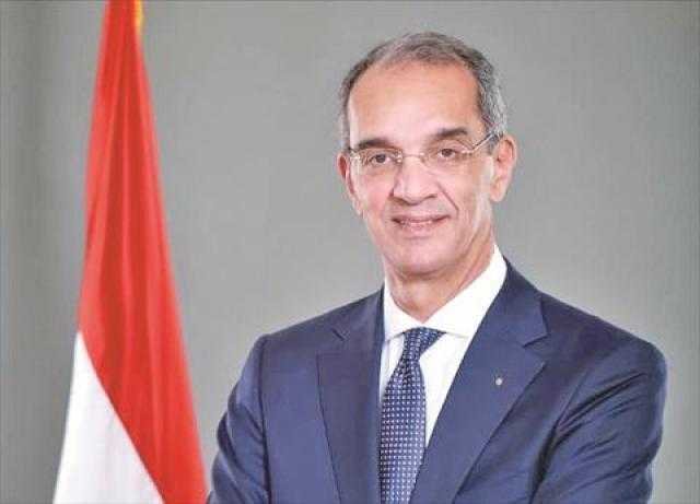 رئيس لجنة المشروعات بالبرلمان يفاجئ وزير الاتصالات بتجربة خدمة 15999 أثناء بيانه