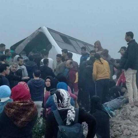 إصابة 58 عاملا في تصادم أتوبيسين بطريق الإسماعيلية- الزقازيق بسبب الشبورة