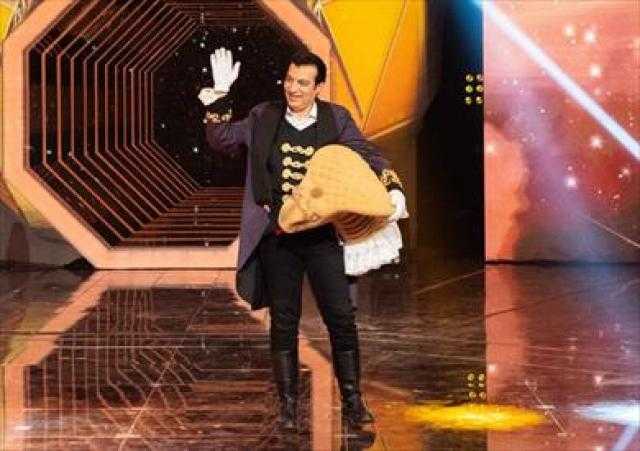 إيهاب توفيق يتوج بلقب الموسم الأول من برنامج المغني المقنع