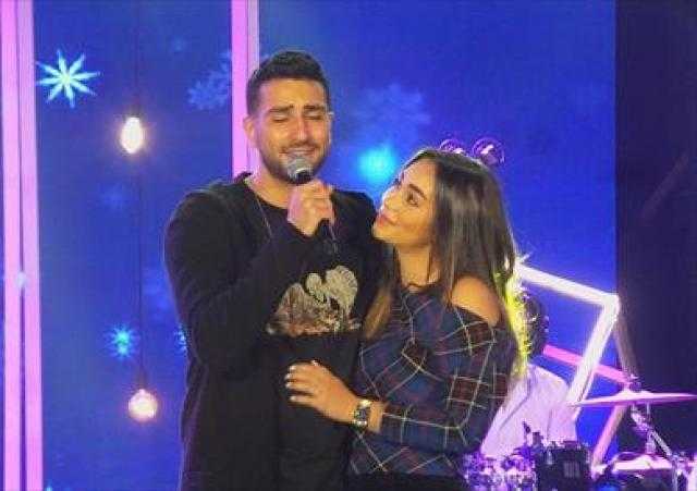 محمد الشرنوبي يحتفل بعيد الحب على مسرح الزمالك ويفاجئ زوجته بأغنية