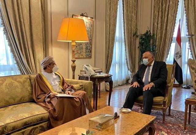 سفير سلطنة عُمان بالقاهرة يقدم أوراق اعتماده لسامح شكري