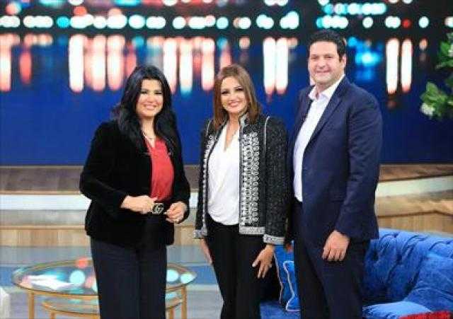زوج بشرى يهديها ورود ورسالة رومانسية وخاتم زفاف جديد فى معكم منى الشاذلي