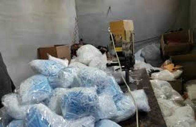 ضبط 1.5 مليون كمامة غير مطابقة للمواصفات داخل مصنع بالمنوفية