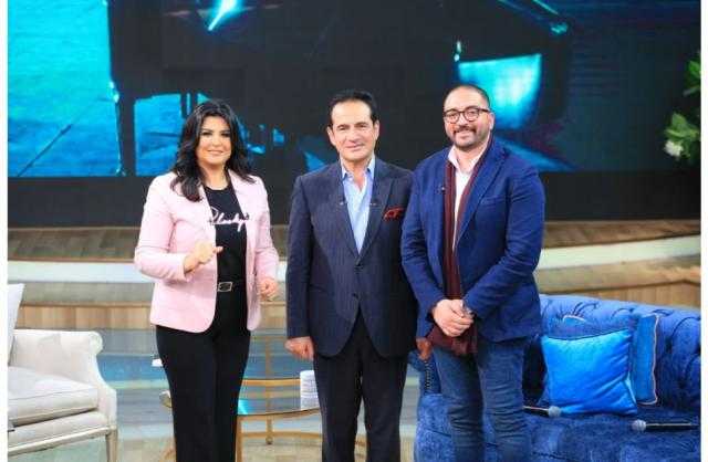 الخميس.. محمد ثروت ونجله ضيوف ”معكم منى الشاذلي”