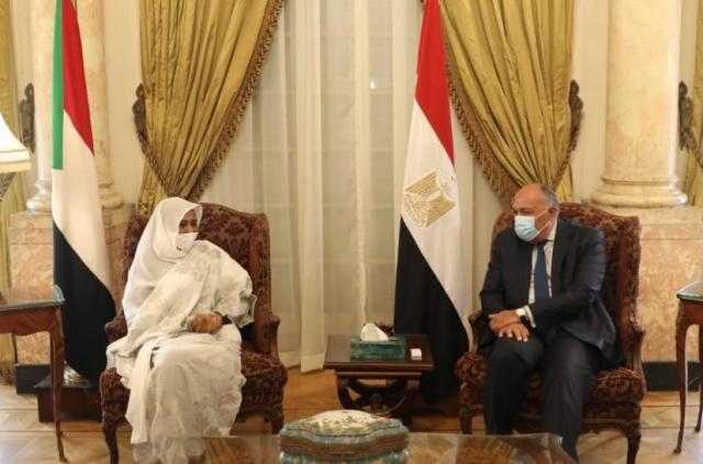سامح شكري يبحث مع نظيرته السودانية مشروع الربط الكهربائي بين البلدين