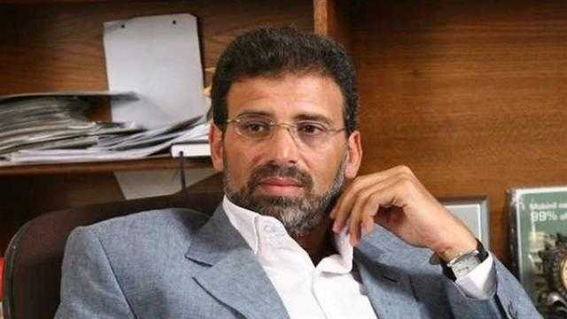 خالد يوسف يصل بيت العائلة استعدادا لتشييع جثمان شقيقه