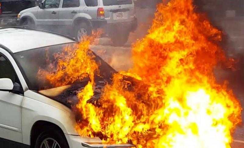 تفحم سيارة ملاكي يعطل حركة السير بالطريق الزراعي بالغربية