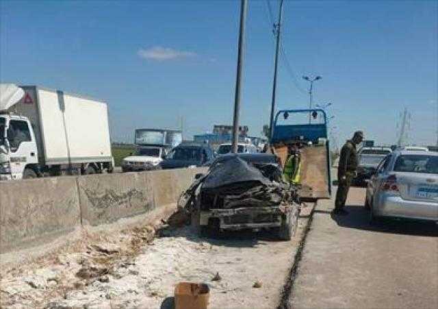 مصرع 3 مواطنين وإصابة 13 آخرين إثر اصطدام سيارتين ميكروباص بالبحيرة