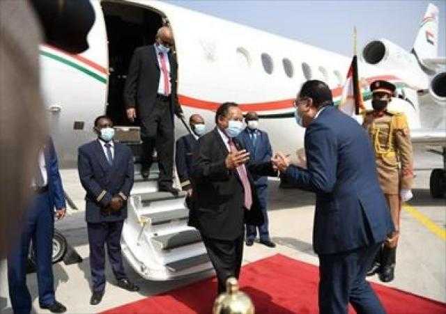 مدبولي يستقبل حمدوك في مستهل زيارته إلى القاهرة