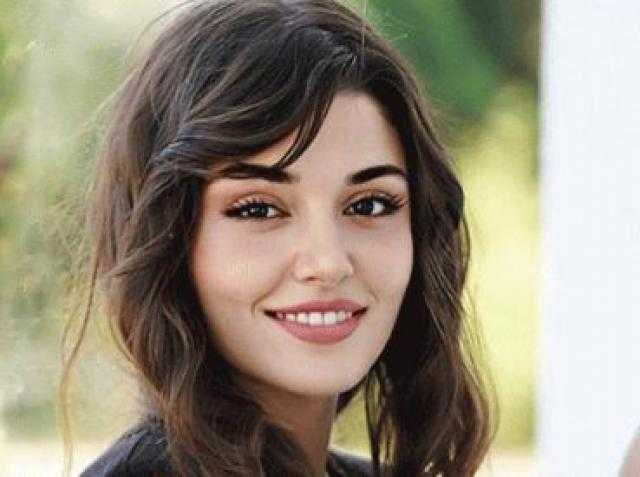 هاندا ارتشيل تستعرض أنوثتها بهذه الإطلالة