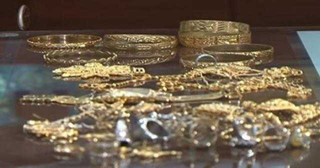 ضبط 3 عمال بتهمة سرقة مشغولات ذهبية من داخل فيلا في التجمع الأول