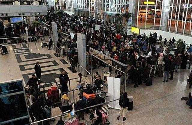 ضبط 4 آلاف كارت ذاكرة بأجساد راكب وزوجته وأولاده بالمطار