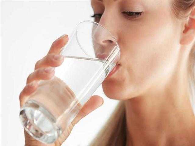 الصحة تنصح مصابي كورونا بالإكثار من شرب المياه
