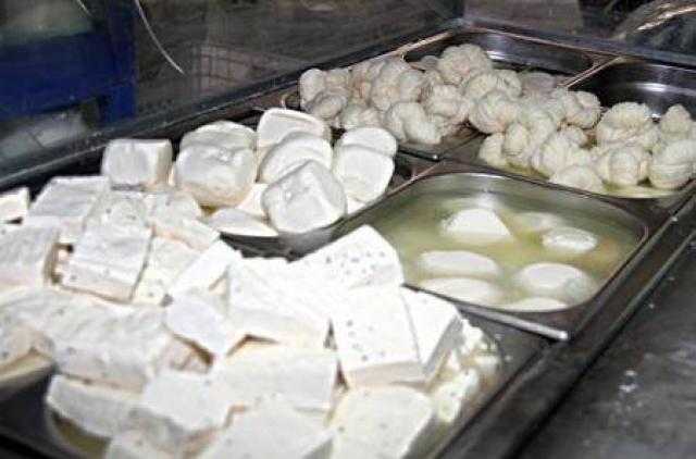 ضبط مصنع ألبان لحيازته أكثر من طني مواد غذائية مجهولة المصدر