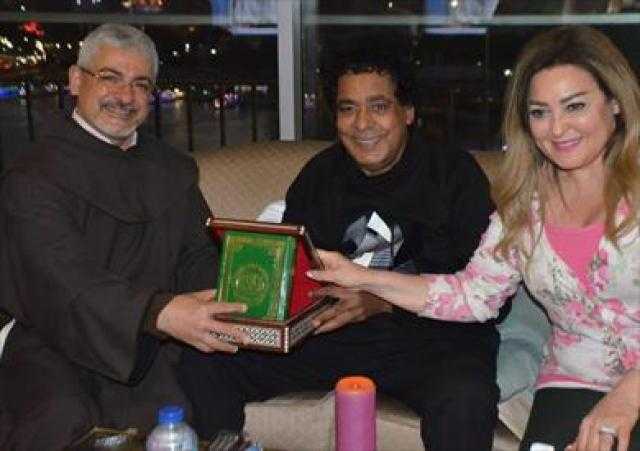 الأب بطرس دانيال يزور الكينج محمد منير ويهديه القرآن الكريم
