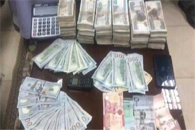 ضبط شخصين بتهمة الاتجار في النقد الأجنبي بالاشتراك مع آخر خارج البلاد