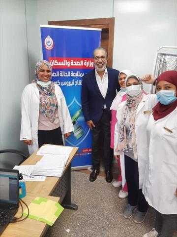 مدحت العدل يتلقى جرعة لقاح فيروس كورونا