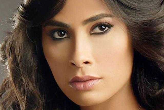 روبي تستعرض أنوثتها على البحر بظهور جريء