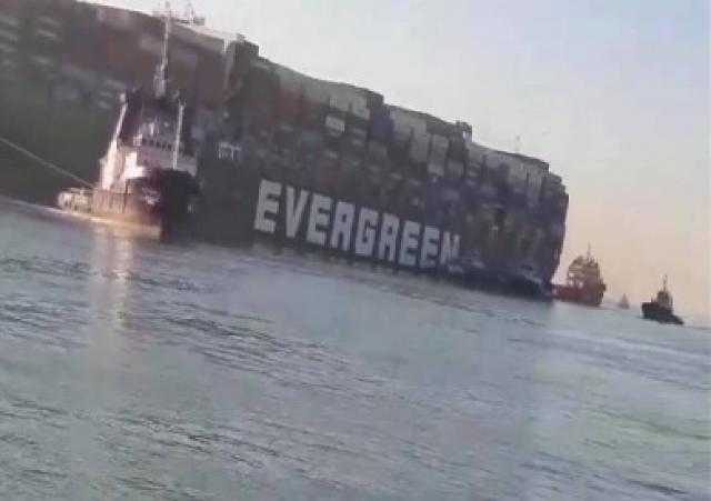 وزير الدولة للإعلام يهنئ رئيس قناة السويس لنجاح إنهاء أزمة السفينة الجانحة