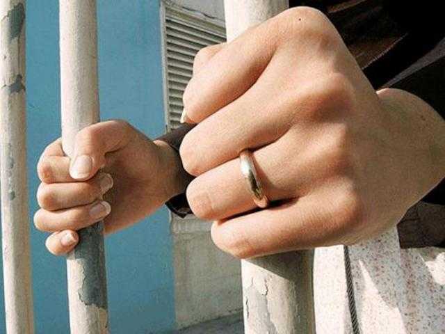 نيابة العياط تبدأ التحقيق في اتهام 3 فتيات وعامل بصناعة وترويج أفلام مخلة بالآداب