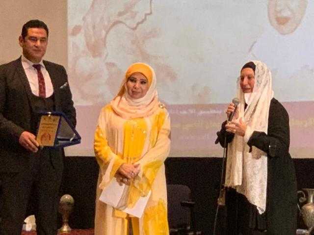 مديحة حمدي تكرم فنانات وسيدات مجتمع وأمهات شهداء في ”صالون ثقافي”
