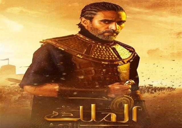 محمد علاء يرد على انتقاد الجمهور لـ«لوك» مسلسل الملك أحمس: اتفرجوا الأول