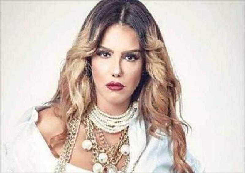 بـ بدلة سوداء .. دنيا عبد العزيز في ظهور مبهر مع زوجها