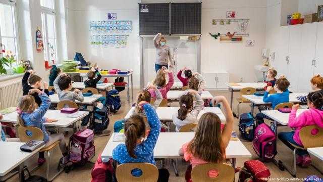 المجر تعيد فتح المدارس على الرغم من ارتفاع حالات الإصابة بفيروس كورونا