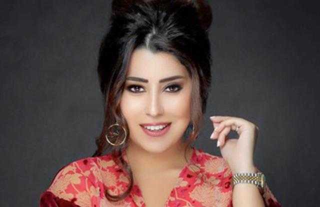 أيتن عامر تخطف الأنظار بـ”قميص وبليزر”