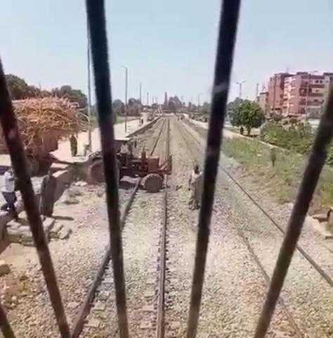 جرار قصب يقتحم شريط السكة الحديد بأسوان.. والعناية الإلهية تنقذ حياة الركاب