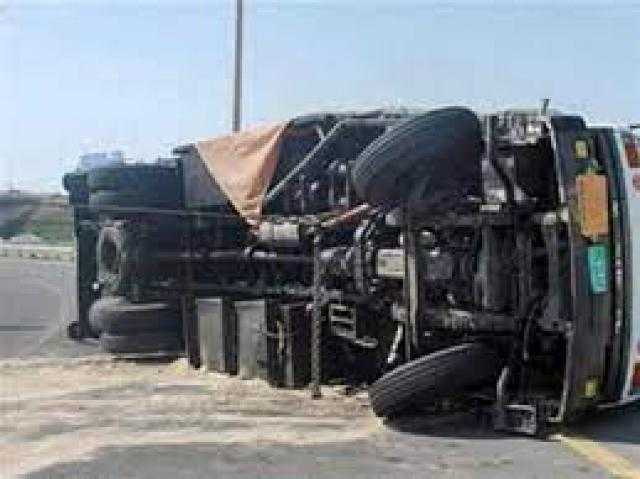 مصرع شخص وإصابة آخر بحادث انقلاب سيارة نقل بطريق القطامية القديم - السويس
