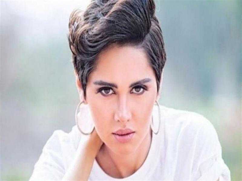 ياسمين رئيس على خطى عارضات الأزياء بالقصير اللامع (شاهد)